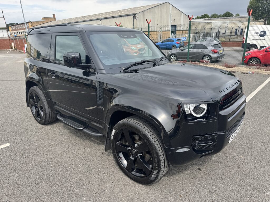 24/24 Land Rover Defender 90 3.0 H/Top Commercial