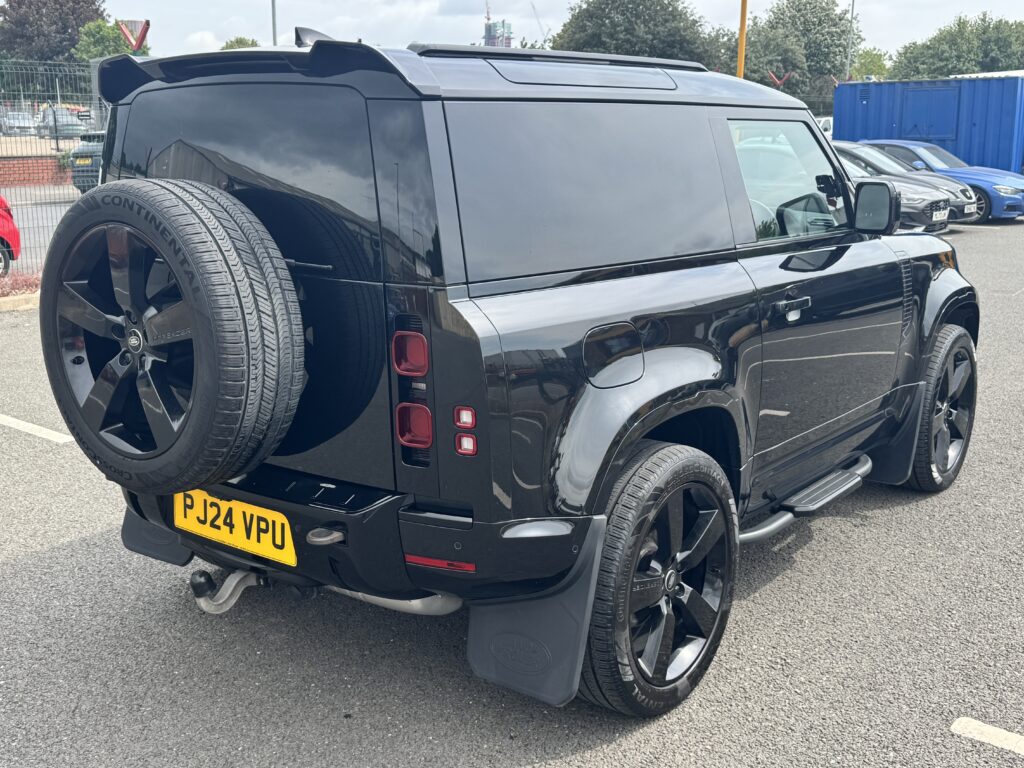 24/24 Land Rover Defender 90 3.0 H/Top Commercial