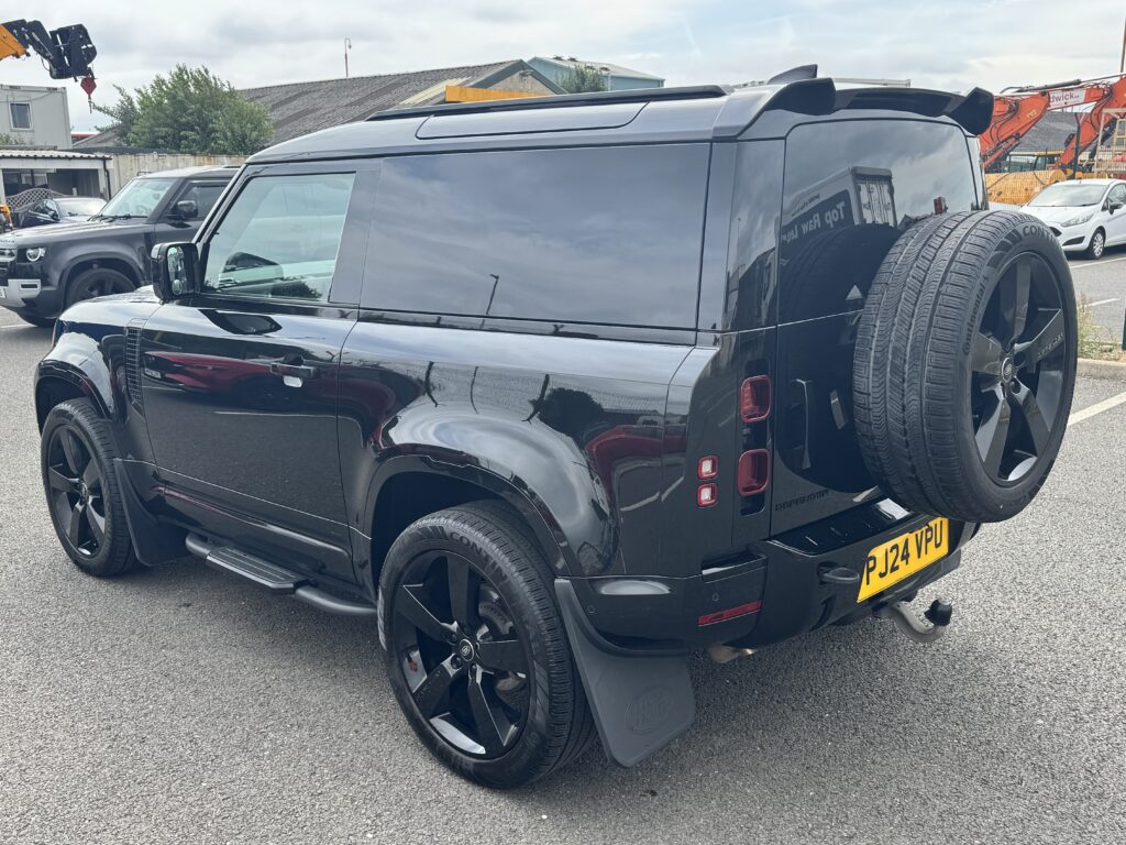 24/24 Land Rover Defender 90 3.0 H/Top Commercial