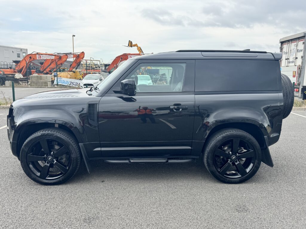 24/24 Land Rover Defender 90 3.0 H/Top Commercial