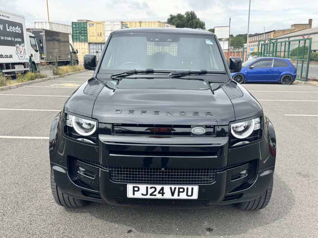 24/24 Land Rover Defender 90 3.0 H/Top Commercial