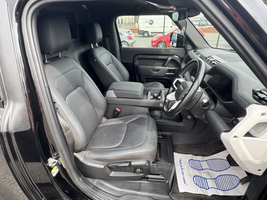 24/24 Land Rover Defender 90 3.0 H/Top Commercial