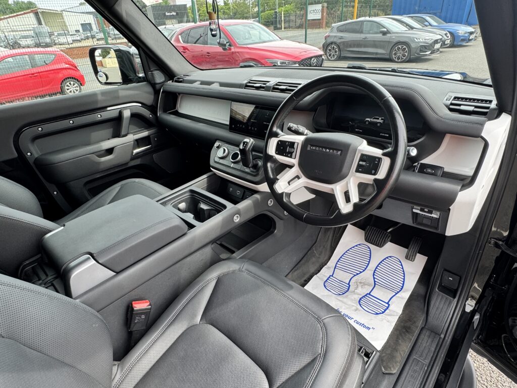 24/24 Land Rover Defender 90 3.0 H/Top Commercial