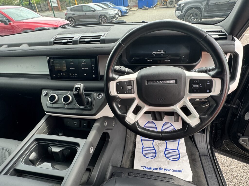 24/24 Land Rover Defender 90 3.0 H/Top Commercial
