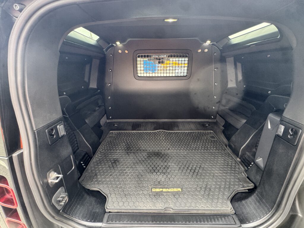 24/24 Land Rover Defender 90 3.0 H/Top Commercial